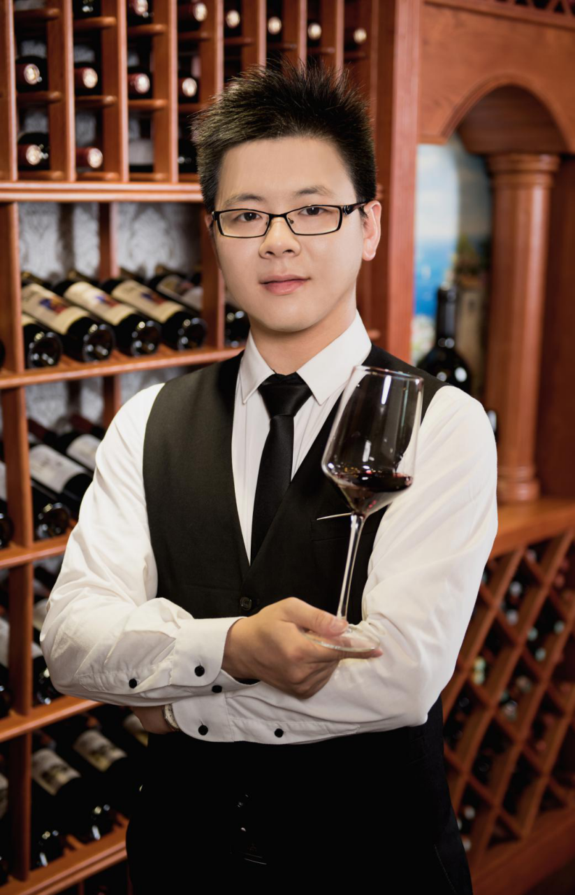 藍菲酒業首席品酒師、培訓師劉俊雄